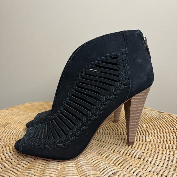 Vince Camuto Acha Cut Out Peep Toe Bootie Black Size 5 1/2 - Picture 3 of 15